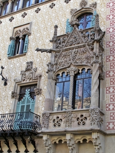 Casa Milà "La Pedrera"  (Gaudí)  (approx. 3 hours)