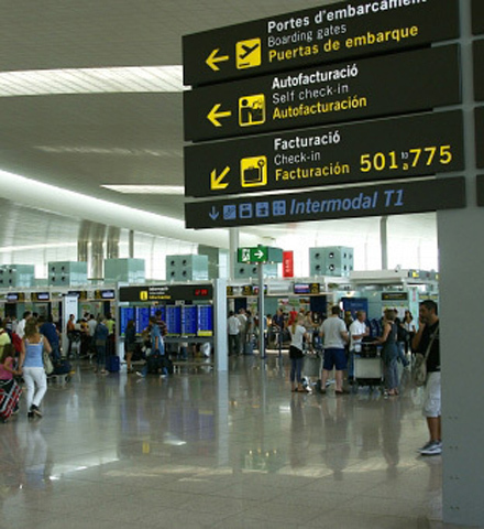 Trasferimento dalla città all'aeroporto di Barcellona (servizio notturno)