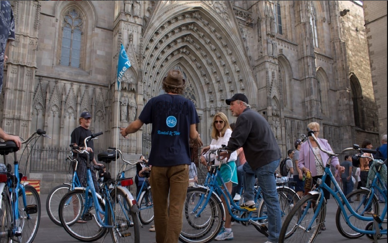 Tour privato in bicicletta per il centro storico e i monumenti modernisti